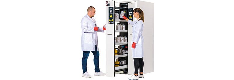 Sikker opbevaring, effektivt arbejde: Konsolideret laboratorieopbevaring med V-Classic-90-sikkerhedsskabet til flere risikoklasser