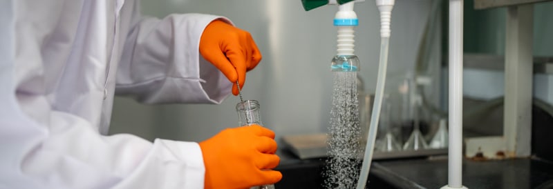 Acetone i laboratoriet: risici, ansvar og innovative personlige værnemidlers rolle